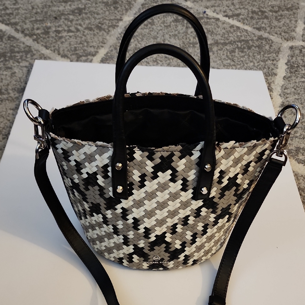 Michael Kors Woven Drawstring Bucket Bag. 11×8×5